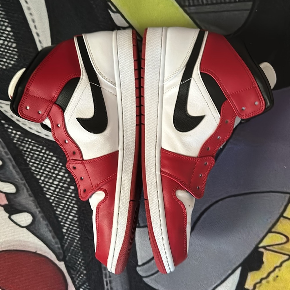 Jordan 1 mid chicago used size 14 very clean